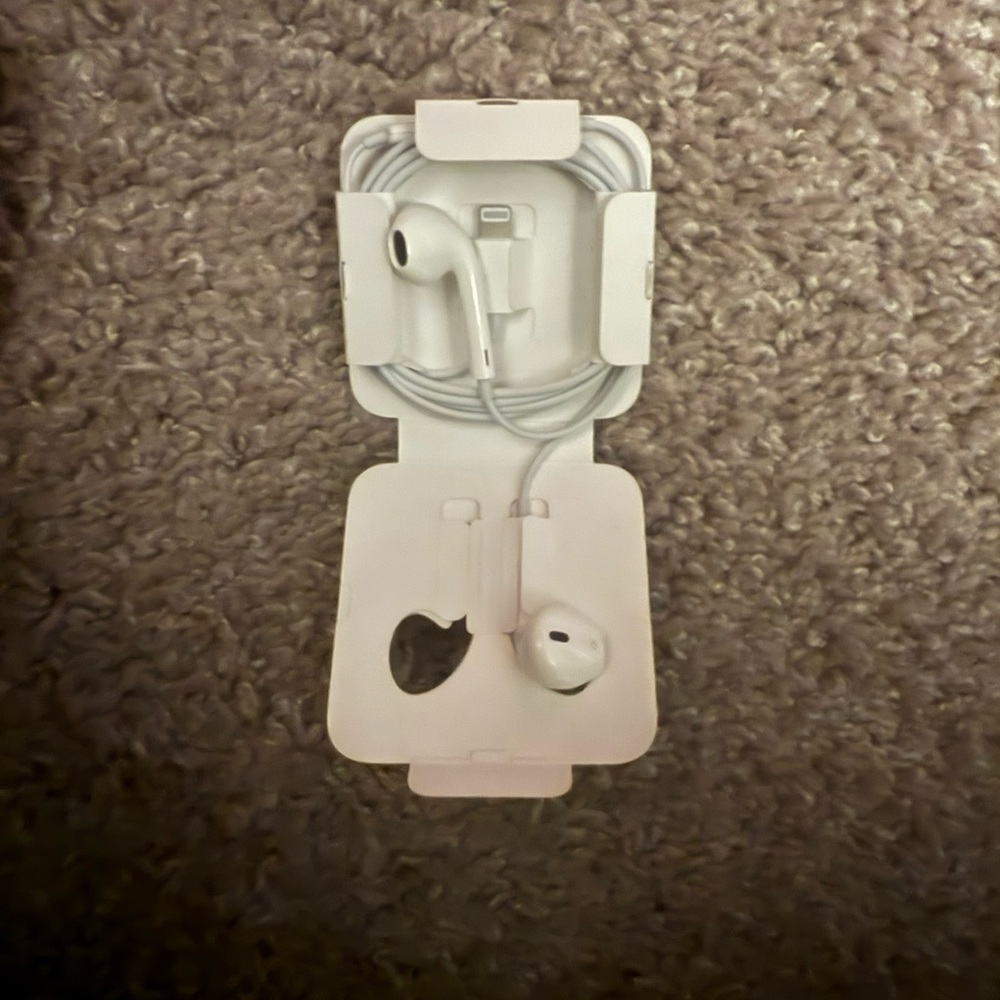 Apple Headphones - unused/new! - Picture 2 of 7